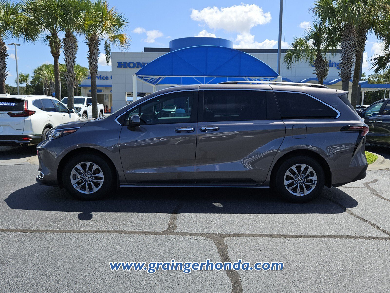 Used 2024 Toyota Sienna XLE w/ XLE Plus Package FWD image 2