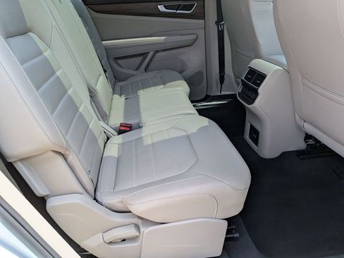 Used 2025 Volkswagen Atlas SEL AWD/4WD image 32