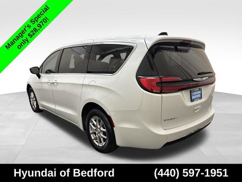 Used 2025 Chrysler Pacifica Select FWD image 8