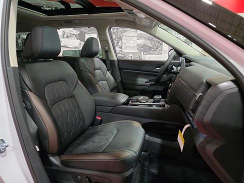 New 2026 Nissan Pathfinder Platinum image 18