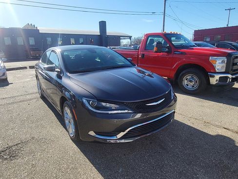 Used 2016 Chrysler 200 Limited image 1