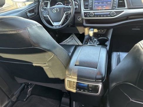 Used 2018 Toyota Highlander XLE image 40