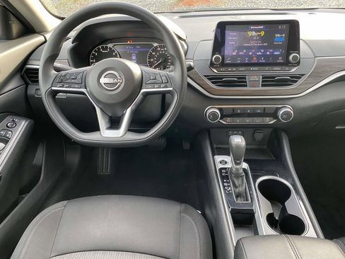 Used 2024 Nissan Altima 2.5 SV FWD image 10