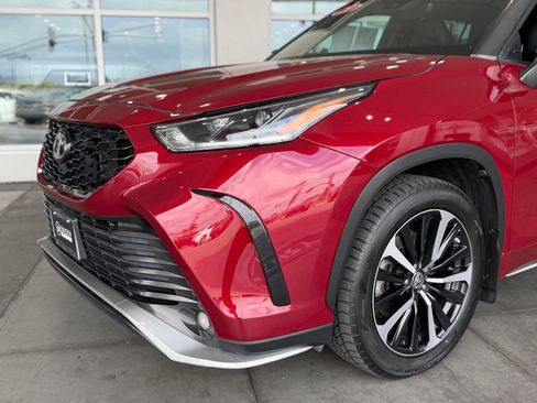 Used 2021 Toyota Highlander XSE FWD image 3