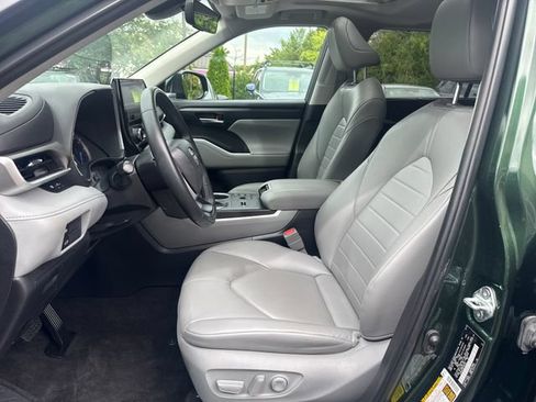 Used 2023 Toyota Highlander XLE AWD/4WD image 9