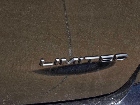 Used 2025 Chrysler Pacifica Limited FWD image 9