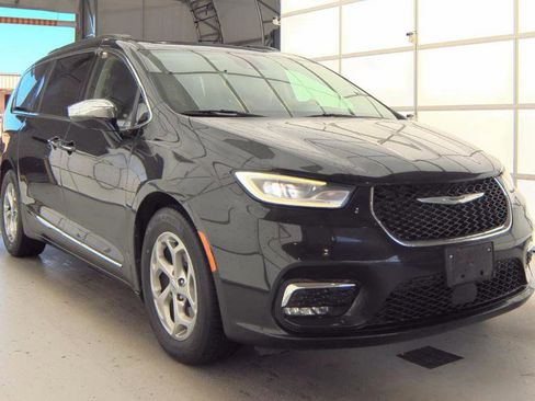 Used 2023 Chrysler Pacifica Limited image 2