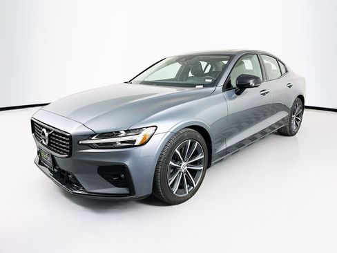 Used 2021 Volvo S60 T5 Momentum w/ Premium Package image 3