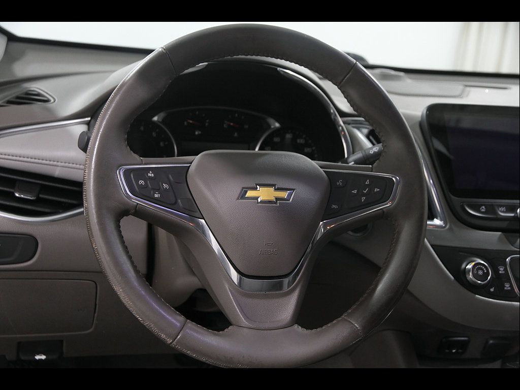 Used 2017 Chevrolet Malibu LT w/ Leather Package FWD image 7