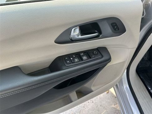 Used 2024 Chrysler Pacifica Touring-L image 15