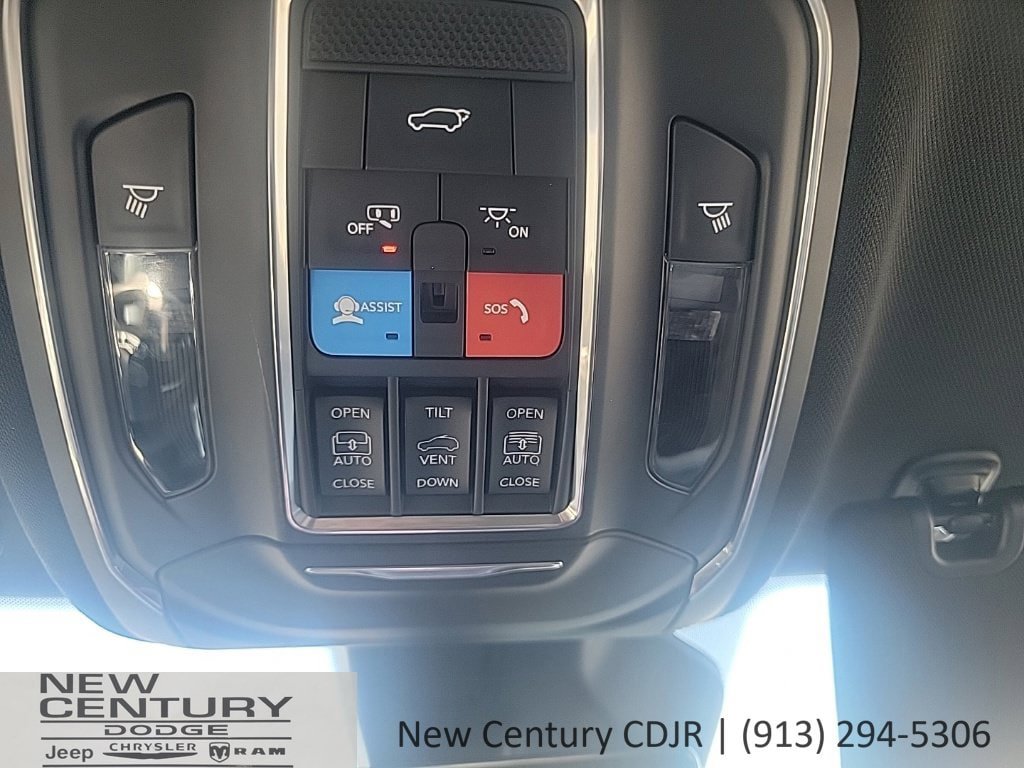 Used 2025 Jeep Grand Cherokee Limited w/ Luxury Tech Group II AWD/4WD image 17