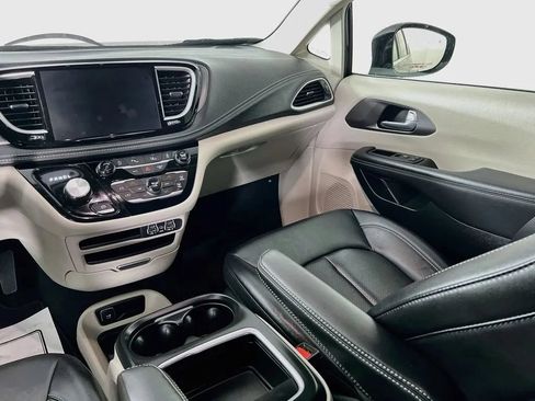 Used 2024 Chrysler Pacifica Touring-L FWD image 23