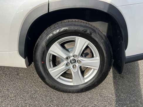 Used 2020 Toyota Highlander L image 9