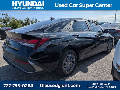 Used 2024 Hyundai Elantra SEL FWD image 2