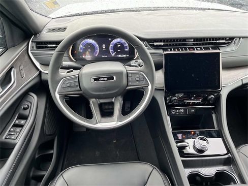 New 2025 Jeep Grand Cherokee Limited w/ Black Appearance Package image 12