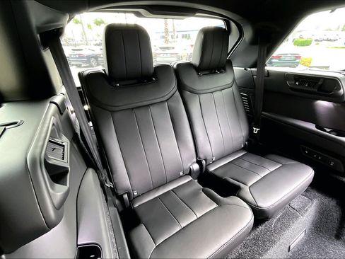 New 2026 Land Rover Range Rover Long Wheelbase SE image 11