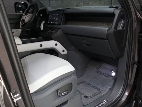 Used 2025 Land Rover Defender 110 AWD/4WD image 49