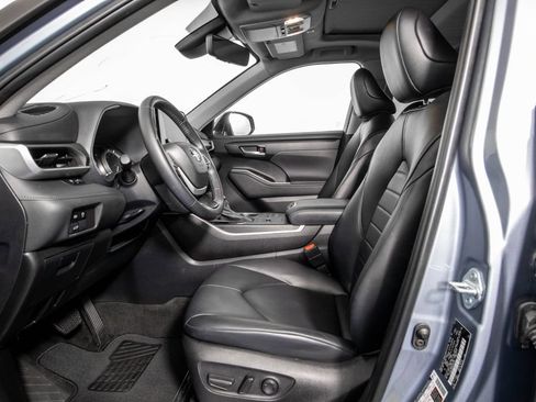 Used 2024 Toyota Highlander XLE FWD image 8