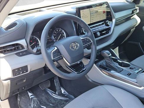 Used 2021 Toyota Highlander Platinum FWD image 13