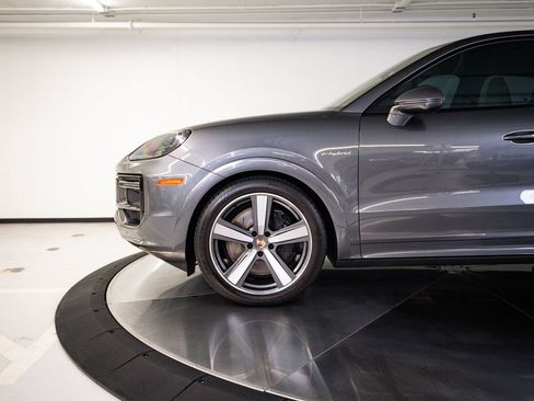 Certified 2024 Porsche Cayenne Turbo AWD/4WD image 11