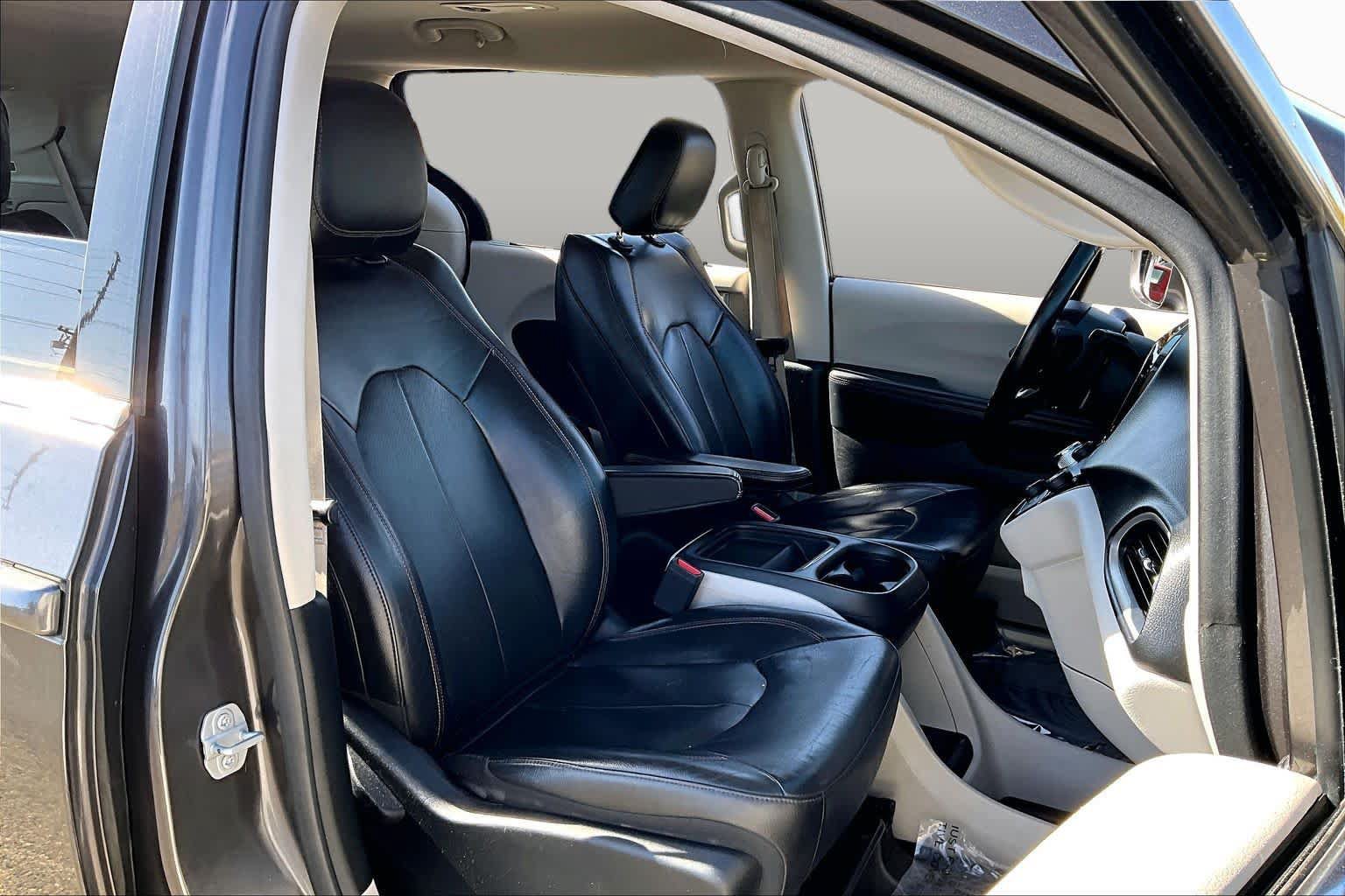 Used 2018 Chrysler Pacifica Touring-L FWD image 8
