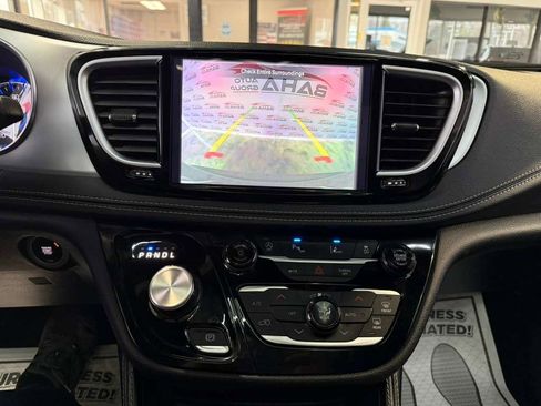 Used 2025 Chrysler Pacifica Limited image 16