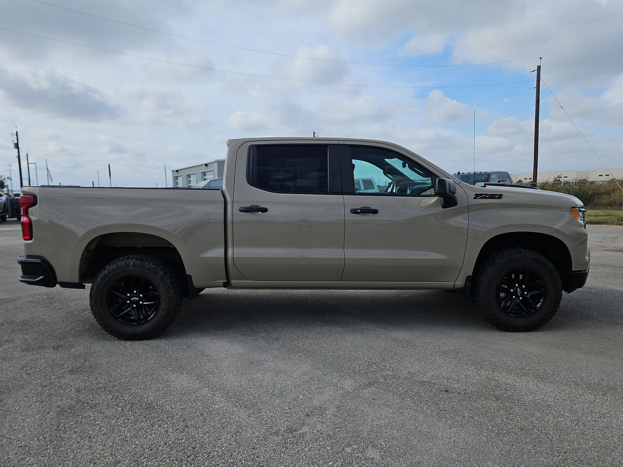 Used 2023 Chevrolet Silverado 1500 LT Trail Boss w/ LPO, Dark Essentials Package AWD/4WD image 2