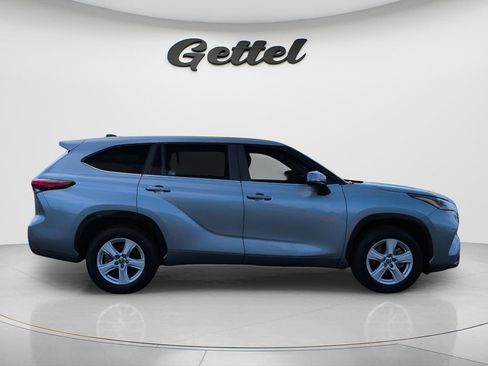 Used 2023 Toyota Highlander LE FWD image 4