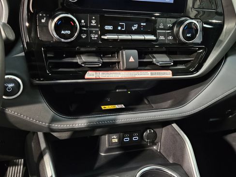 Certified 2025 Toyota Highlander XLE image 32