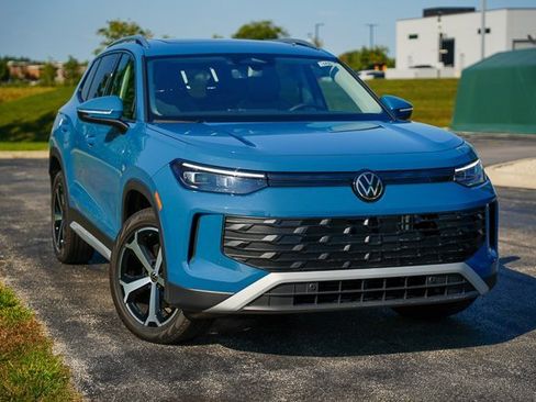 New 2025 Volkswagen Tiguan SE image 2