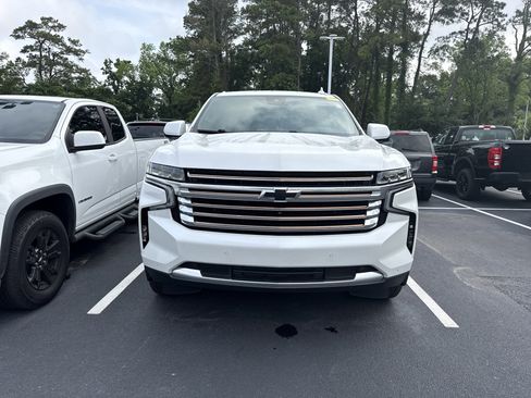 Used 2023 Chevrolet Suburban High Country RWD image 3