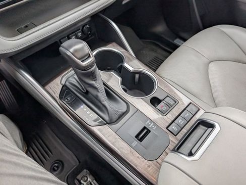 Used 2021 Toyota Highlander Limited image 17