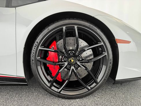 Used 2018 Lamborghini Huracan Performante AWD/4WD image 33