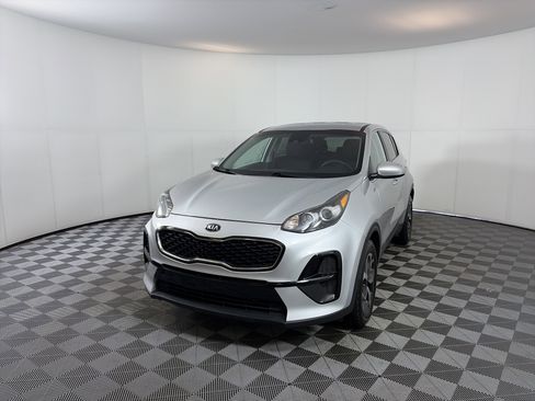 Used 2020 Kia Sportage LX image 2