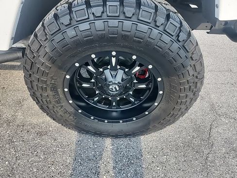 Used 2017 Jeep Wrangler Unlimited Sahara w/ Dual Top Group AWD/4WD image 9