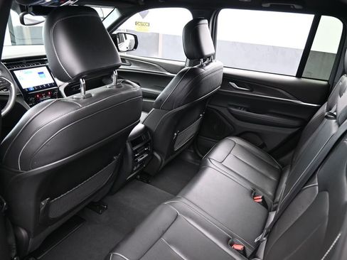 Used 2024 Jeep Grand Cherokee Limited w/ Black Appearance Package image 35