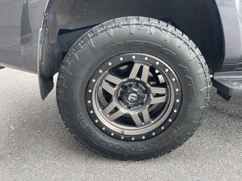 Used 2017 Toyota 4Runner SR5 AWD/4WD image 10