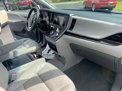 Used 2017 Toyota Sienna XLE FWD image 26