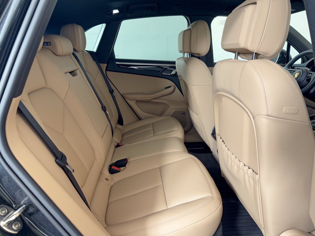 Used 2026 Porsche Macan AWD/4WD image 32