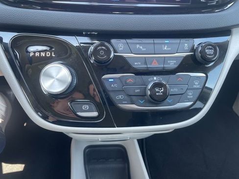 Used 2023 Chrysler Pacifica Touring-L FWD image 26