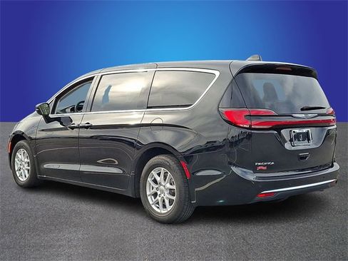 Used 2024 Chrysler Pacifica Touring-L image 6