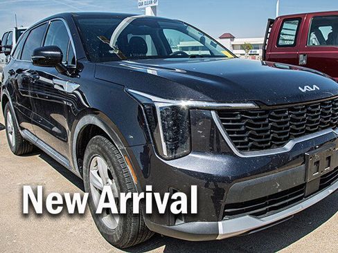 Used 2025 Kia Sorento LX image 4