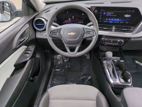 Certified 2025 Chevrolet Trax LT image 17