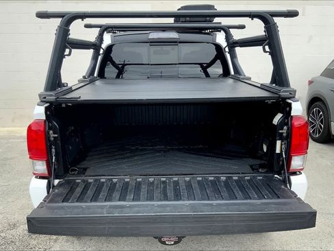 Used 2017 Toyota Tacoma SR5 AWD/4WD image 18