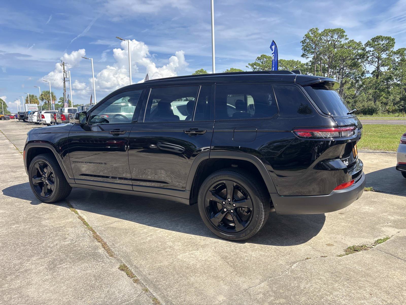 Certified 2024 Jeep Grand Cherokee L Laredo RWD image 5