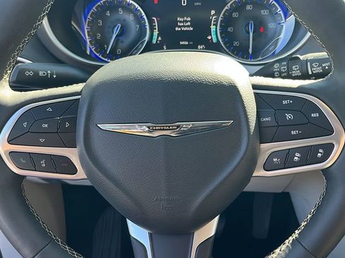 Used 2024 Chrysler Pacifica Touring-L image 30