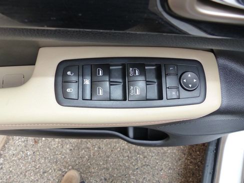 Used 2016 Jeep Grand Cherokee Laredo 75th Anniversary image 36