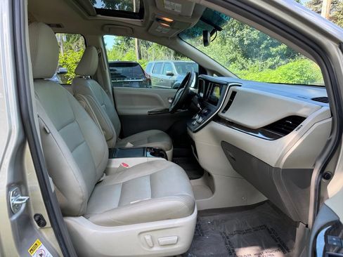 Used 2017 Toyota Sienna XLE FWD image 22