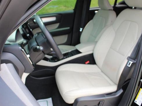 Used 2022 Volvo XC40 T5 Momentum image 11
