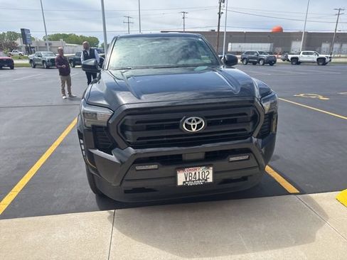 Used 2024 Toyota Tacoma SR5 AWD/4WD image 8